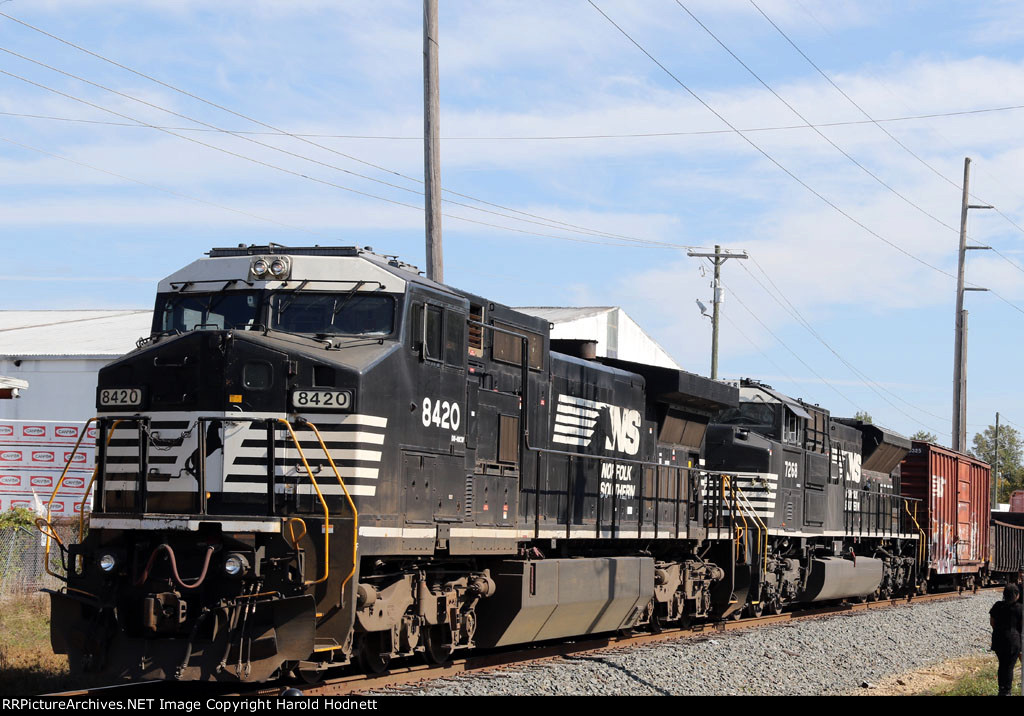 NS 8420 & 7268 lead CLNA train 321 into town